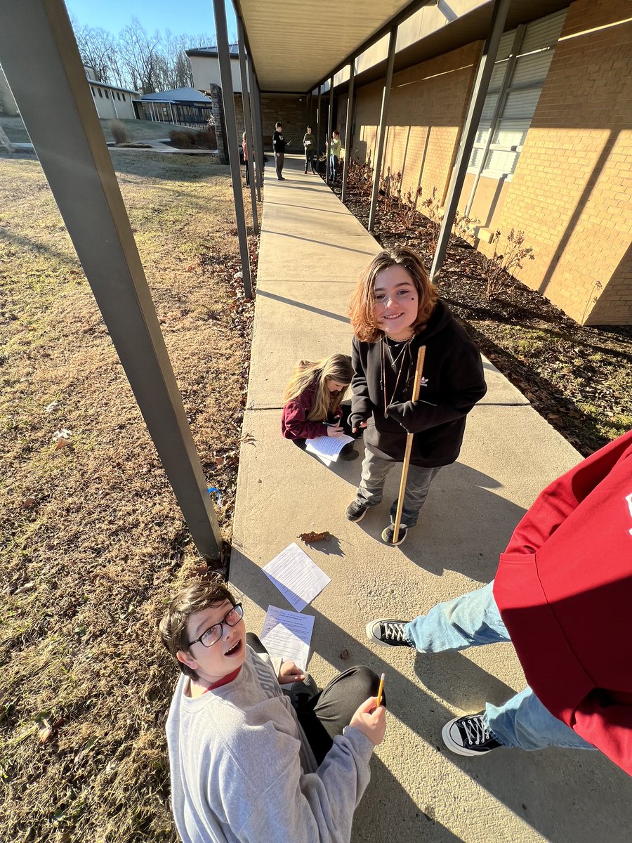 DARmiddle's tweet photo. Mr. Hammet’s science class goes outside to learn about distance and displacement. https://t.co/U8VIVVrQHZ
