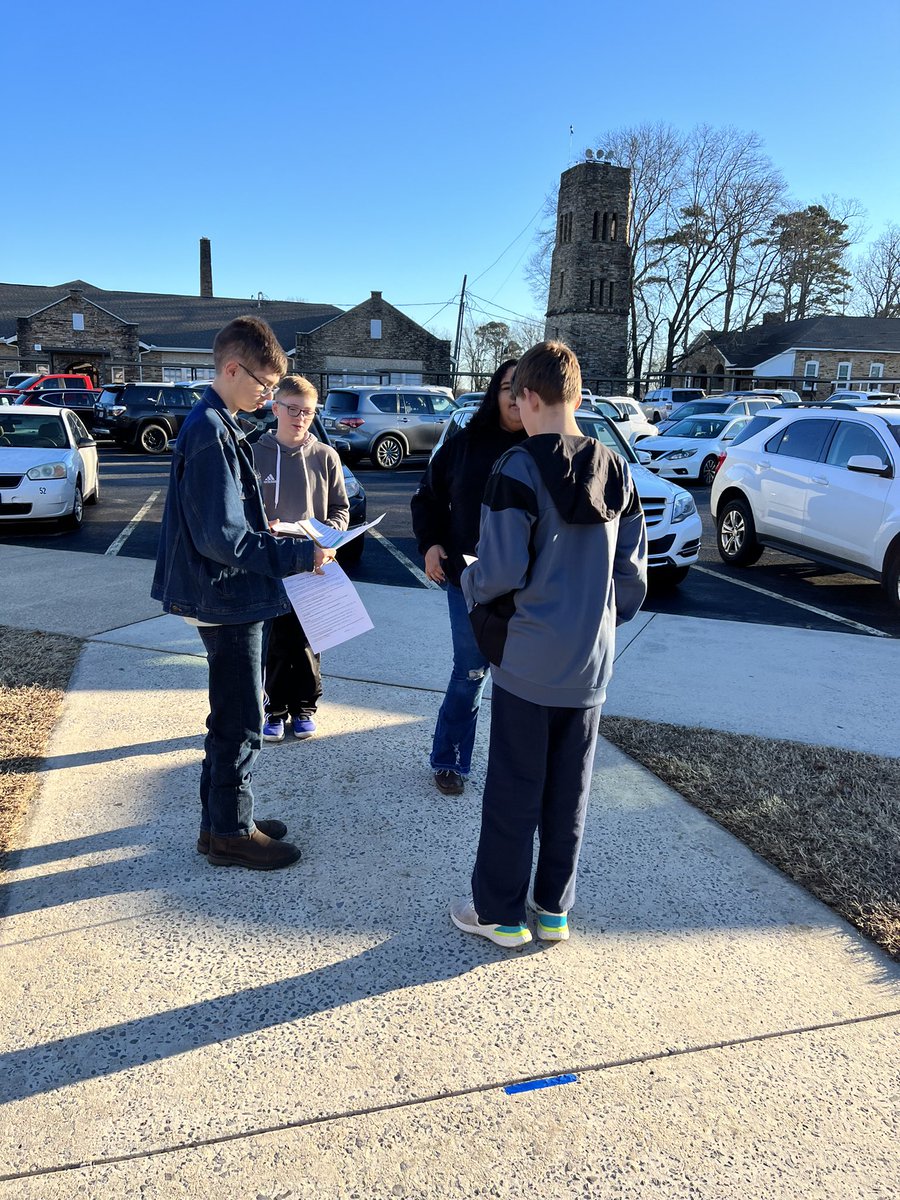 DARmiddle's tweet photo. Mr. Hammet’s science class goes outside to learn about distance and displacement. https://t.co/U8VIVVrQHZ