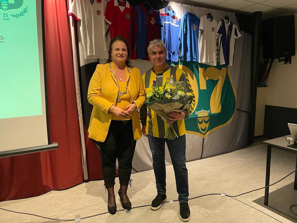 Bij de start van de jaarlijkse voetbalquiz bij <a href="/Voorschoten97/">Voorschoten'97</a> moest mister Voorschoten 97, Hans Douw, de regie even uit handen geven. Gefeliciteerd Hans met de benoeming als Lid in de Orde van Oranje-Nassau voor alles wat je hebt gedaan voor het voetbal.
(📸: <a href="/VoorschotenseK/">Voorschotense Krant</a> )