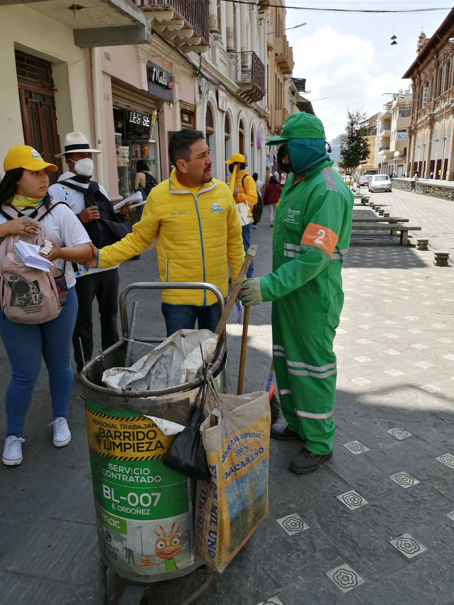 MarioVCastroQ's tweet photo. En nuestra campaña nos acercamos a comerciantes, emprendedores y ciudadanía en general. Ellos nos cuentan sus necesidades, sus problemas y sus urgencias, todos coinciden con la falta de seguridad.
Por una #CiudadSegura #MarioCastroAlcalde https://t.co/xEK0OoopVi