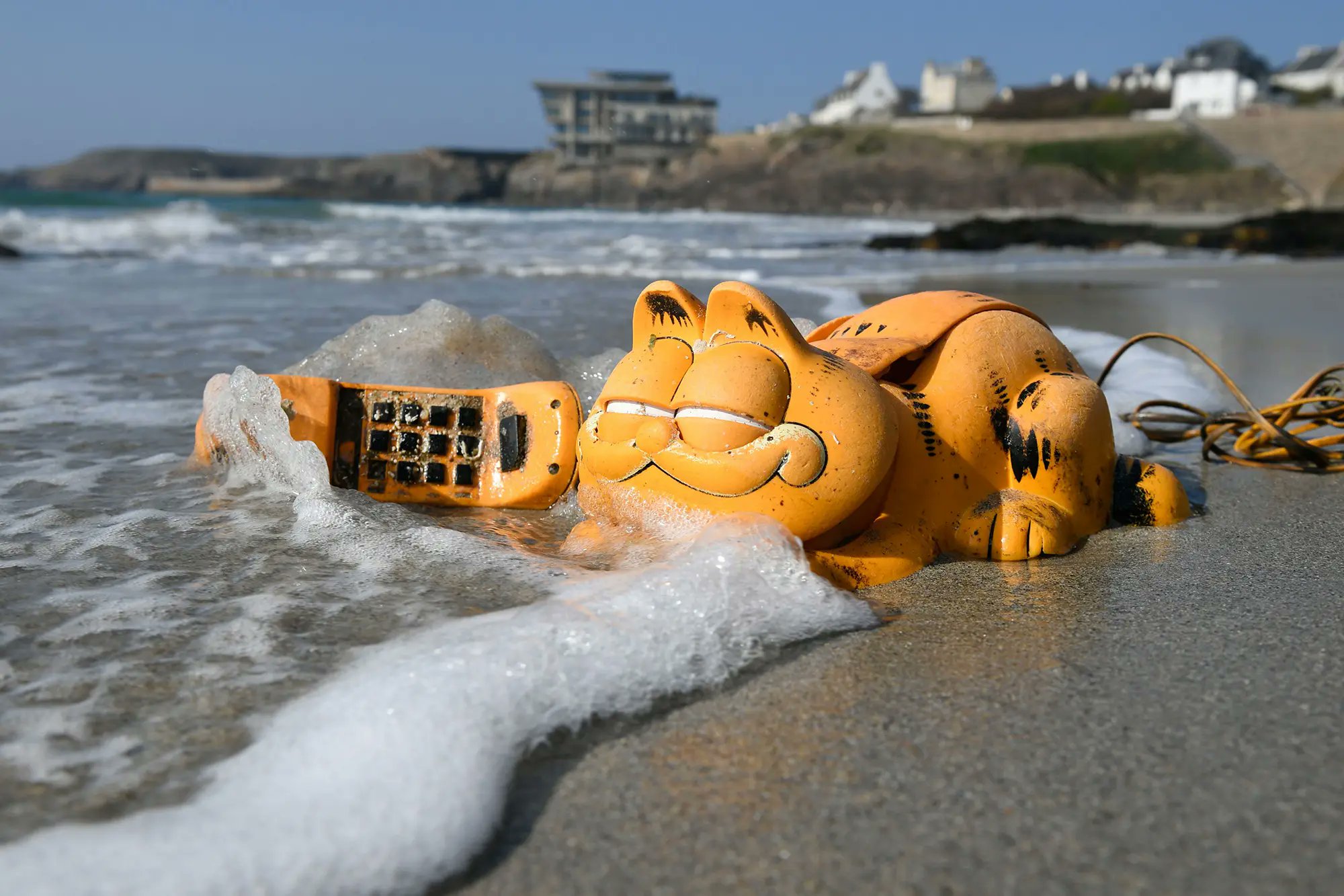 I Nostalgia On Twitter Since The 80s Orange Garfield Phones Have Been Washing Up On The 