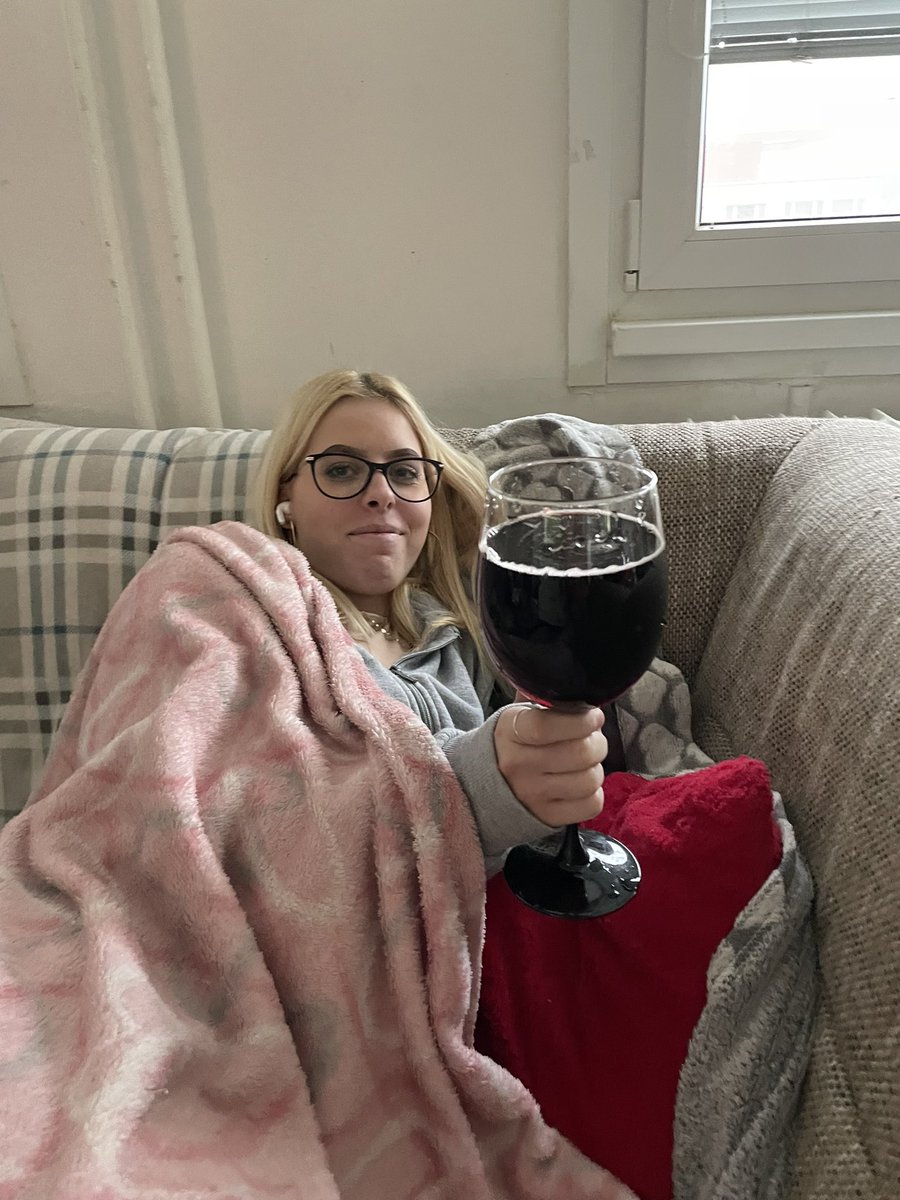 BootyStacyCruzz's tweet photo. Bigger glass please 🙏🏽💋 https://t.co/dVddpEGS4K