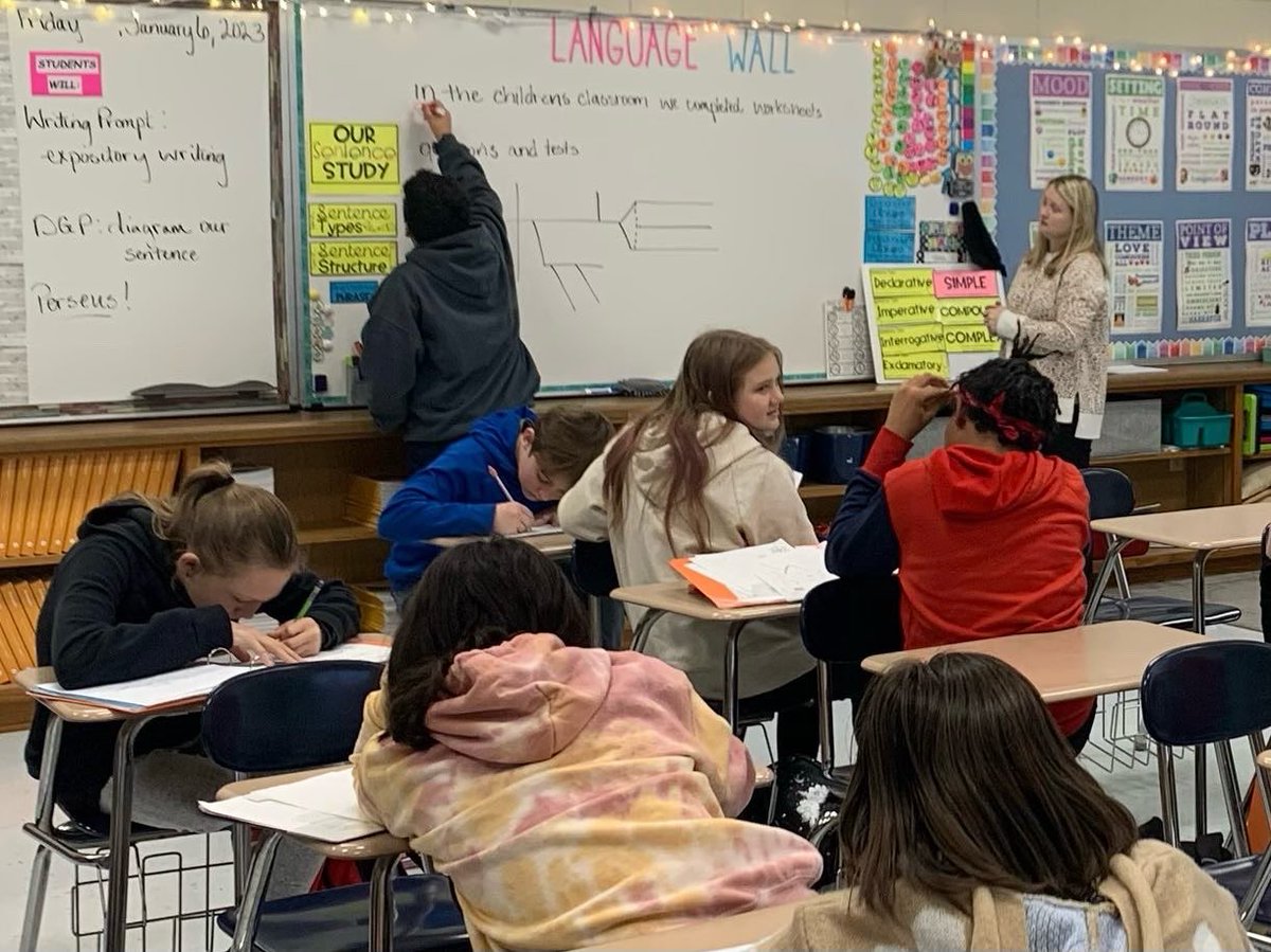 DARmiddle's tweet photo. 6th grade students are excited about their sentence study in Mrs. Putman’s English class https://t.co/aqBHnwhslI