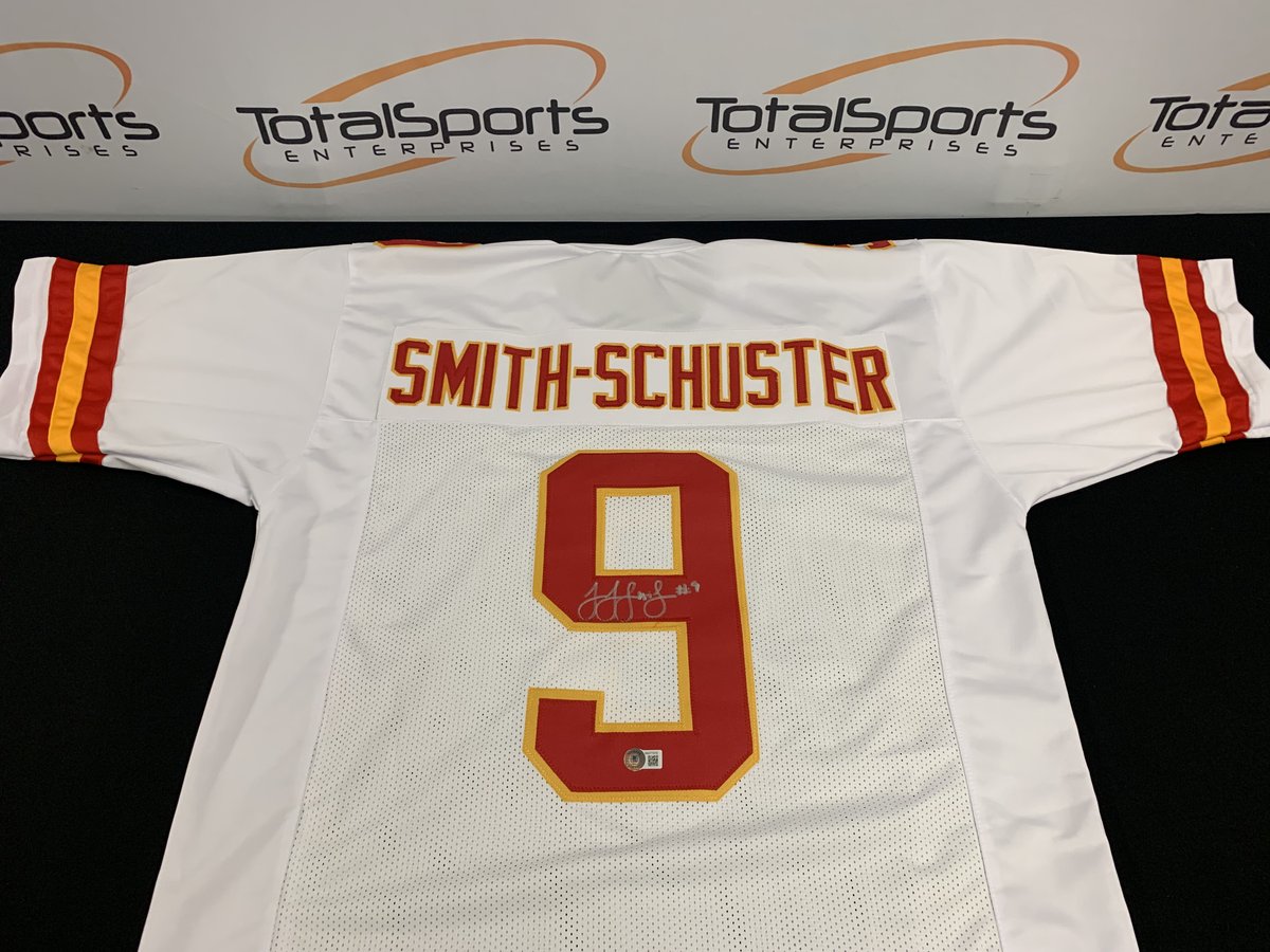If JuJu Smith-Schuster scores a touchdown AND Kansas City wins today, we'll give a JuJu Smith-Schuster autographed jersey to someone who retweets this tweet AND follows us! (Be aware of potential scam accounts. We will NOT message you asking for your credit card information.)