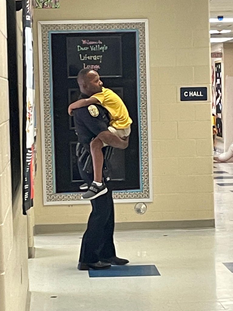 taasro's tweet photo. This little guy was having a rough morning, then he spotted SRO “CJ” Acoff. Officer Acoff knew exactly what to do. No words, no advice, just a hug. #SROsMatter @HooverPD @HooverSchools @NASRO_Info @sullysro @AlabamaAchieves @revelspamela https://t.co/0wBtXm7fff