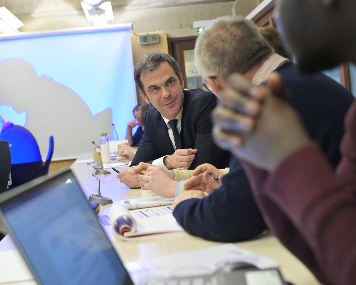 lecese's tweet photo. La phase de délibération est lancée pour la #ConventionCitoyenne 
📷Retour en image sur cette première journée de la Session #3 rythmée par différents ateliers sur 
🔹La #délibération
🔹Les chiffres et notions clés sur la #findevie par le @CNSPFV 
Les échanges continuent demain ! https://t.co/iKLdjKskBz