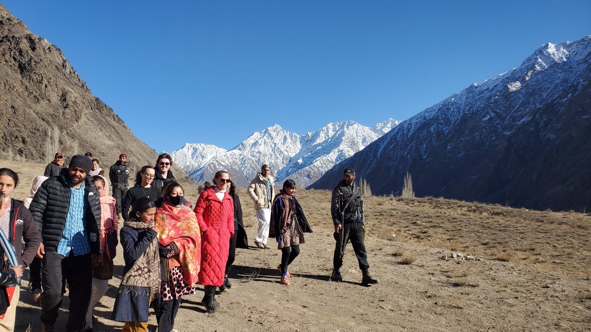 CanHCPakistan's tweet photo. -Sharing Experiences
-Learning from Each Other
-Finding solutions to #environmentprotection, #climatechange adaptation & responsible #ecotourism
We kicked off #2023 with a #Climatewalk with the youth, The Booni & Parwak Environmental Academies in #Chitral! @Scanlon_Leslie https://t.co/2jEBO18nrz