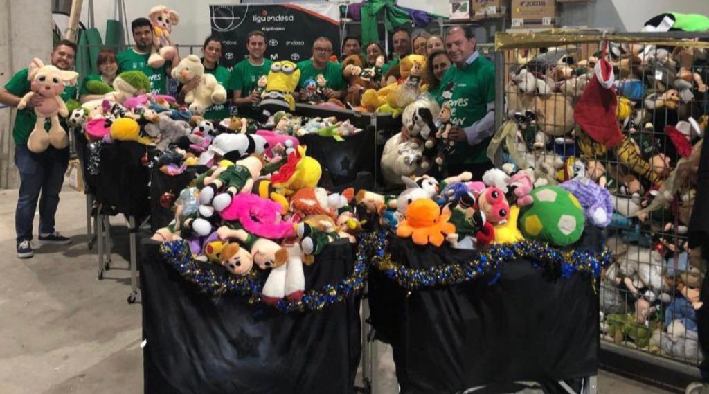 Gracias , gracias y gracias <a href="/unicajaCB/">UnicajaCB</a> por hacernos partícipes de la gran peluchada.
#soisgrandes #ningunniñosinjuguetes