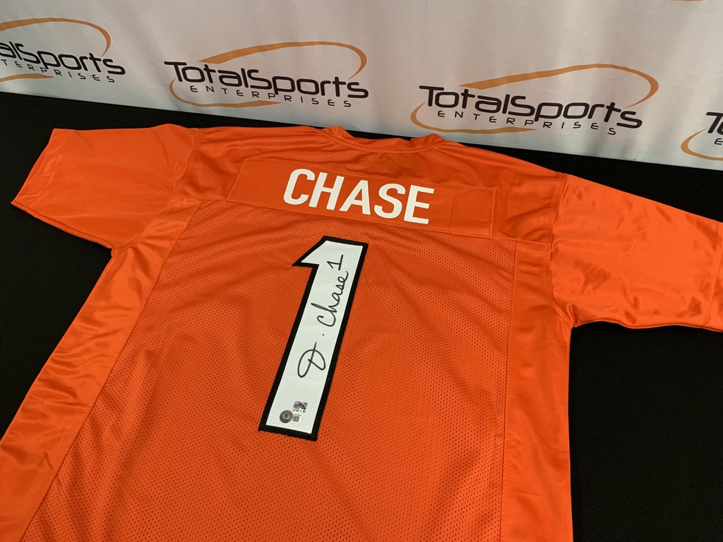 BengalsBids's tweet image. If Ja'Marr Chase scores 2+ touchdowns AND Cincinnati wins, we'll give a Ja'Marr Chase autographed jersey to someone who retweets this tweet AND follows us!

(Note: be aware of potential scam accounts. We will NOT message you asking for your credit card information.)