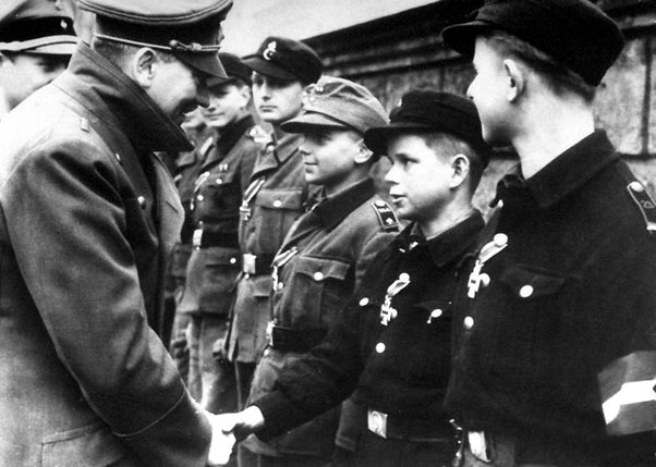 giampieromsc's tweet photo. @GianlucaCastro8 @criscersei Non pare "videofake". 
Poi dicono che laggiù non ci sono Nazisti e i #NaziAzov "boyscout".. mentre #Zelygnegnee un "martire". 
Un guitto Criminale: forte coi deboli (Donbass) Codardo coi forti. Dejà vue!🤮 https://t.co/FHYpmVBoqw