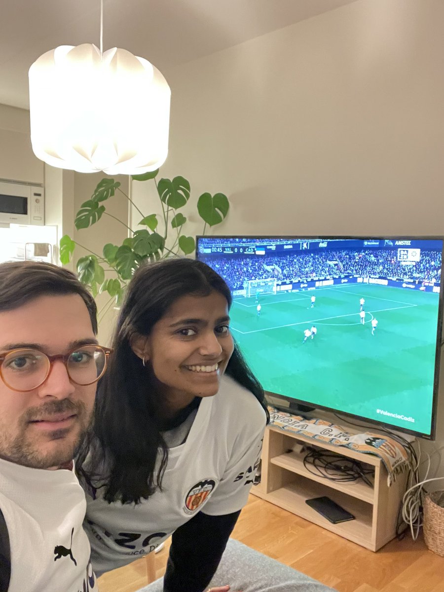 Ballester_dolzP's tweet photo. Vinga VLC Vinga 🧡🦇. Hoy nuestro valencia no puede estar mejor animado. Desde Örebro, Suecia 🇸🇪 una nuevo valencianista Jessica y en Mestalla la familia animando. #VCFMediaRadio @RoviVCFRADIO @javiattard @9carrgie @Andreu_Alberola https://t.co/z6O41e7sF7