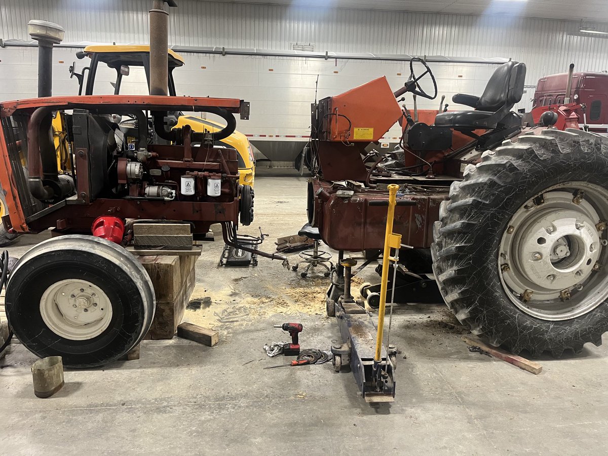 mikepearson89's tweet image. PTO clutch rebuild in the 7000 #ontag #winterprojects #allis-chalmers
