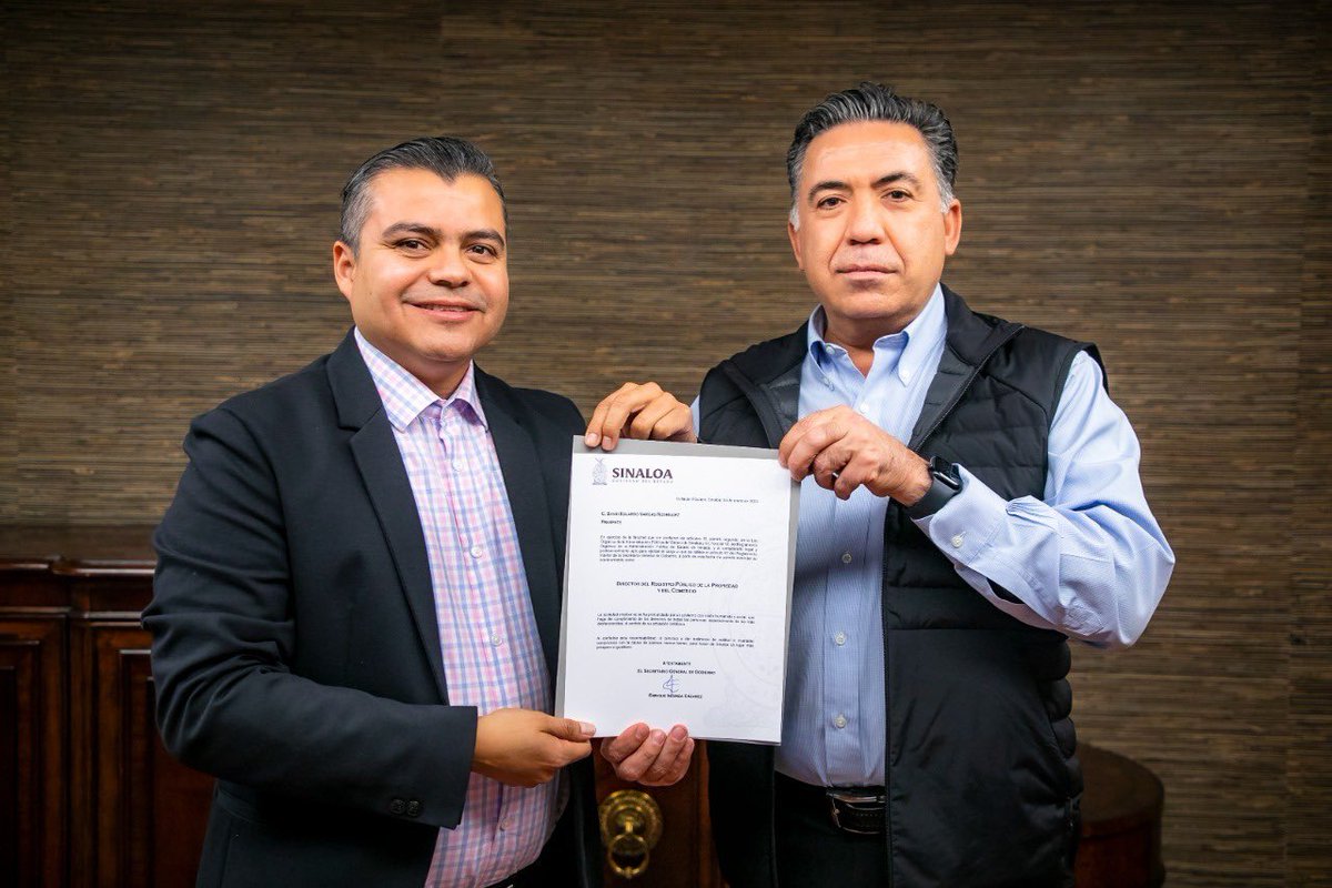 Noticierista's tweet photo. De nuevo hay cambios en el Registro Público de la Propiedad y del Comercio; el secretario General de Gobierno Enrique Inzunza Cázarez tomó protesta a David Eduardo Vargas Rodríguez quien se desempeñaba como presidente del Patronato Impulsor del Deporte Sinaloense @noticieristas https://t.co/bKvkpH5sUn