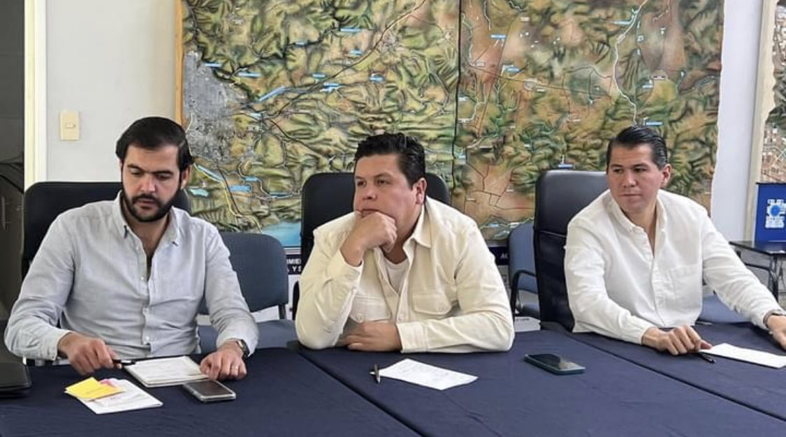 juliocovarru's tweet photo. Sostuvimos reunión de trabajo con @JGastonG Titular de la Comisión Estatal del Agua y el Ayuntamiento de Jalostotitlán, para el saneamiento de la Presa Municipal.

Hoy damos un gran paso para asegurar el vital líquido💧 a las futuras generaciones en aquella región. #AguaParaTodos https://t.co/T4FIemBZF3