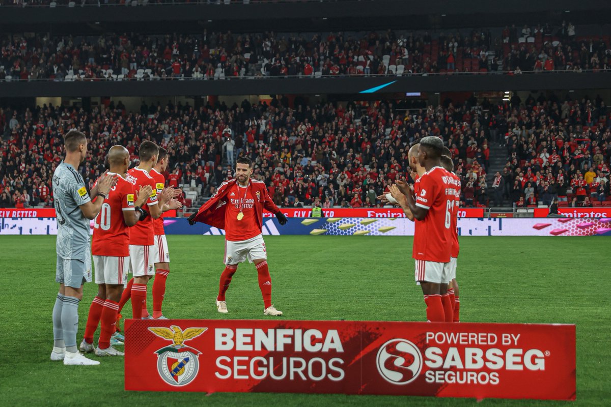 🇦🇷🥇 A 𝗵𝗼𝗺𝗲𝗻𝗮𝗴𝗲𝗺 ao Capitão! 

#EuAmoOBenfica