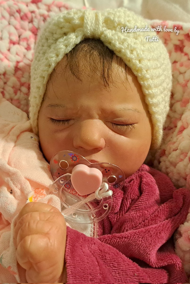 Hallo ihr lieben, diesen süße Turban habe ich heute für meine kleine Maus gehäkelt. Ab morgen gibt es die in meinem Shop zukaufen. Meine Maus trägt die für ein Kopfumfang von 36cm und danach habe ich noch ein gehäkelt für Frühchen Kopfumfang 33cm ❤️ tattis-haekelshop.de