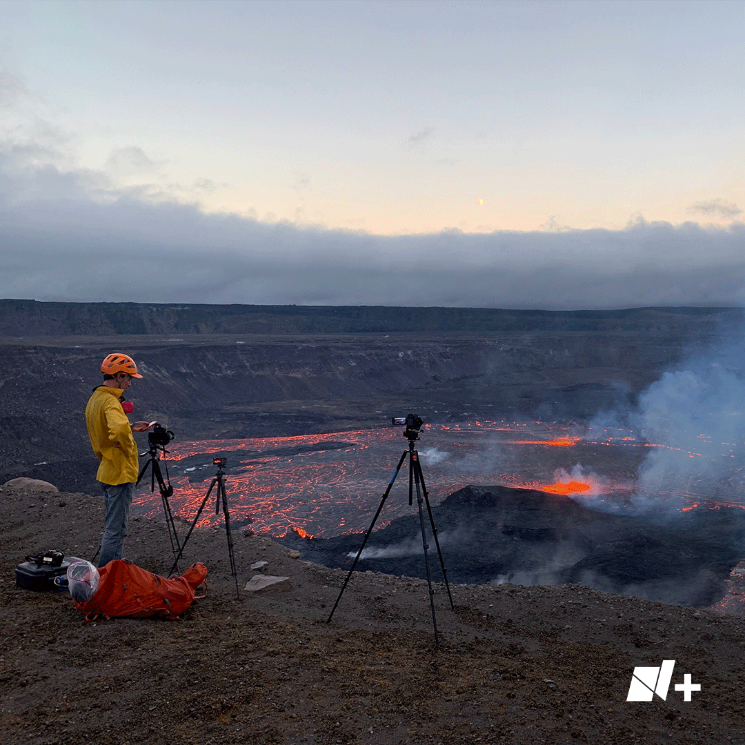 nmas's tweet photo. Uno de los mayores volcanes activos del mundo, el Kilauea, en Hawái, volvió a entrar en erupción tras un mes de calma. Fuentes de lava inundaron el cráter del coloso con rocas derretidas.
'La erupción actual no amenaza a las comunidades', informaron autoridades. https://t.co/kQfNYhA4iF