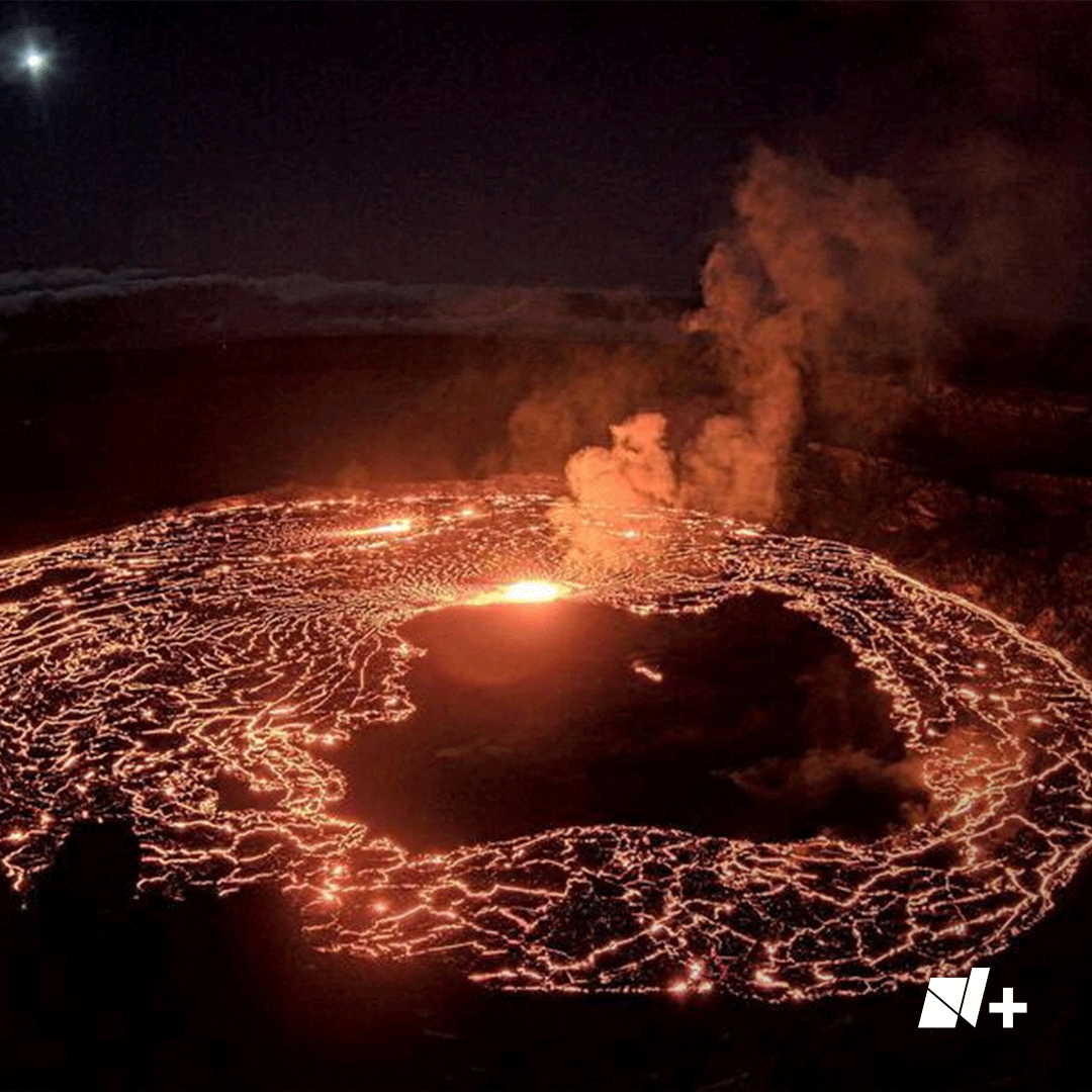 nmas's tweet photo. Uno de los mayores volcanes activos del mundo, el Kilauea, en Hawái, volvió a entrar en erupción tras un mes de calma. Fuentes de lava inundaron el cráter del coloso con rocas derretidas.
'La erupción actual no amenaza a las comunidades', informaron autoridades. https://t.co/kQfNYhA4iF