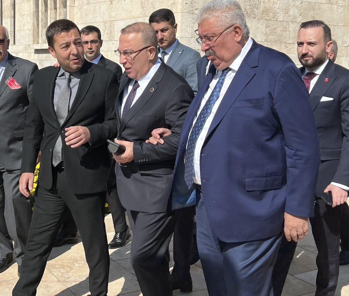 serkandamarmhp's tweet photo. Beden ölür, çürür, cana bakın siz.
Kim kiminle yürür, ona bakın siz.
Bırakın dönsün dönme dolaplar.
Haktan, hakikatten yana bakın siz.@UlviYonter https://t.co/sA8ReVXjQQ