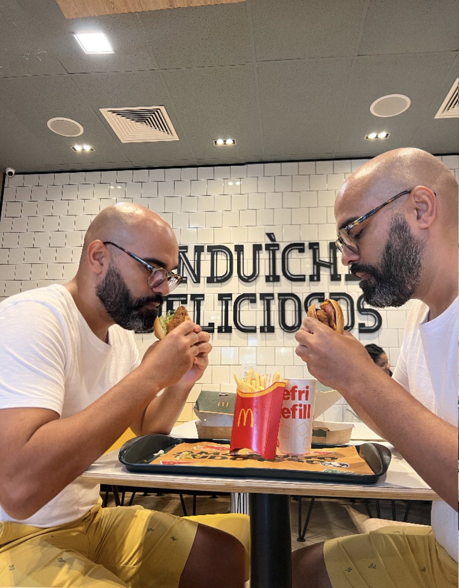 sfpepior's tweet photo. galera, me dividi em 2 pra com os novos lançamentos do @mcdonalds_br
#McCrispyChicken Melt&Bacon e #McCrispyChicken Spicy Deluxe
um deles tem carne 100% de frango temperado e empanado e é extremamente CROCANTE e SUCULENTO
e o outro... TAMBÉM! 🤣🤣
*publicidade https://t.co/PK1DgSP1uO