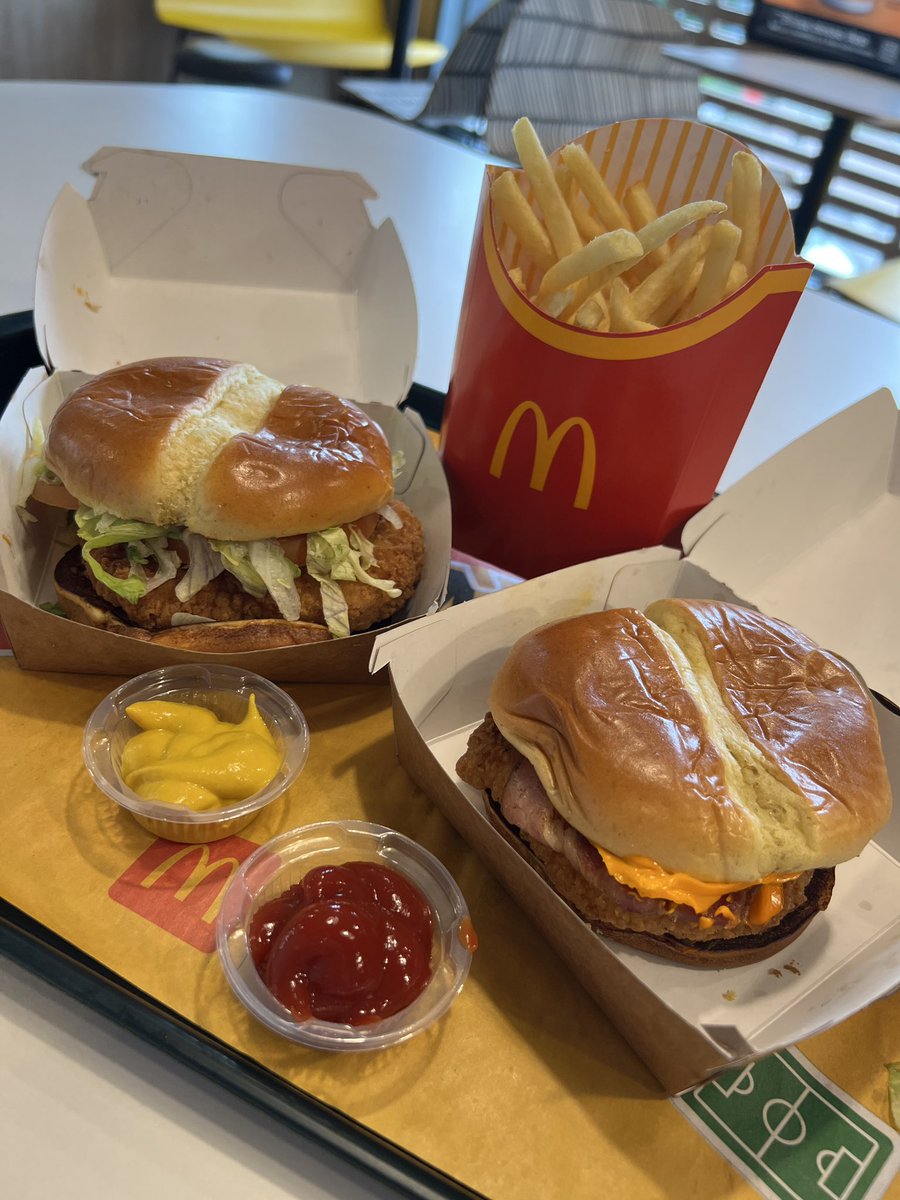sfpepior's tweet photo. sendo sincero, olhando pra esses hambúrgueres da linha #McCrispyChicken do @McDonalds_BR
Temos dois sanduíches de carne 100% de frango, crocante e suculento.
na esquerda Spicy Deluxe e na direita Melt&Bacon
qual você amassaria??
*publicidade https://t.co/niLwwKRUc4