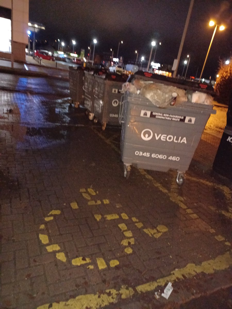 vickisocks's tweet photo. @KFC_UKI_Help 
I visited one of your branches this evening and was disappointed to see that the disability bays had restricted access. I informed a member of staff who originally said there was access but that they would speak to the manager. It wasn't moved when we had finished. https://t.co/Uoy6gZqz2B