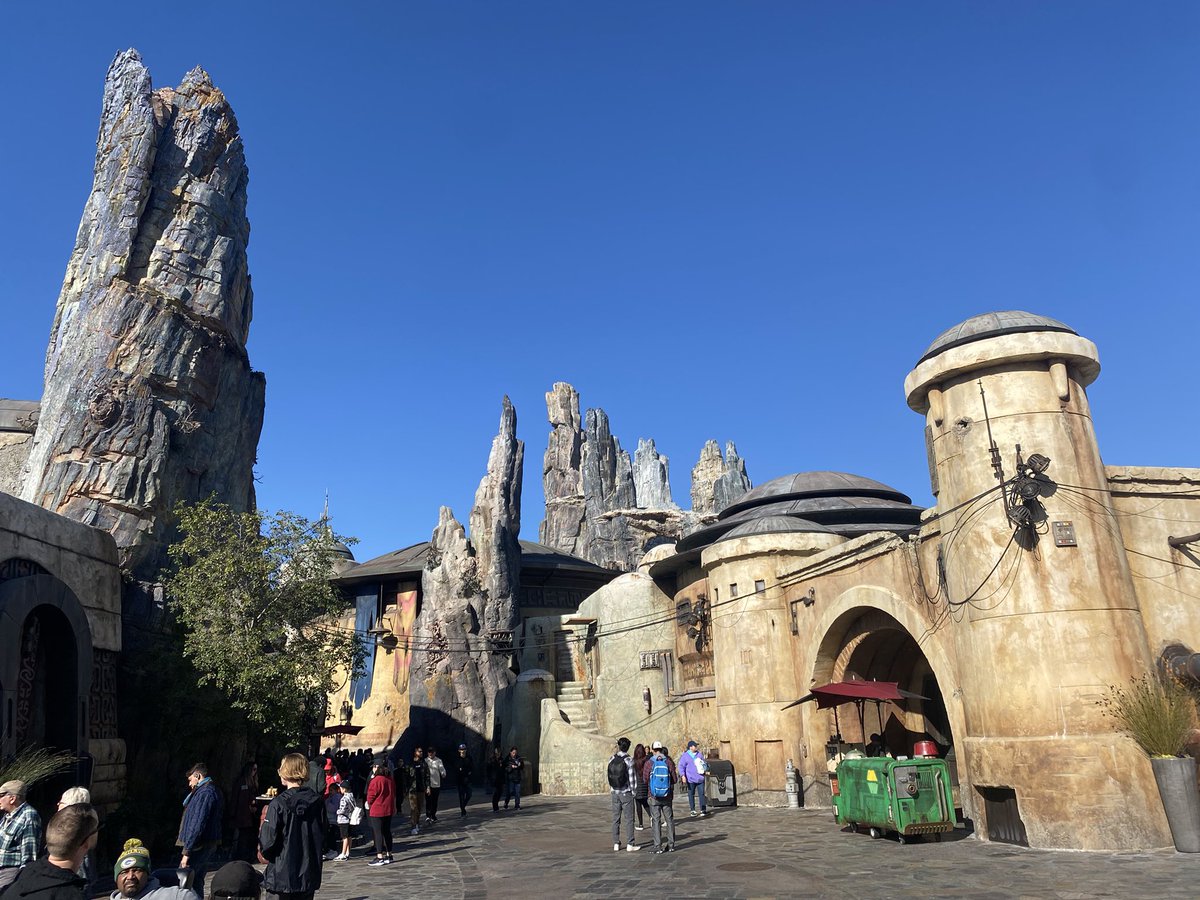 TlrWorldWidellc's tweet photo. Chilling at #Disney #DisneyLand #Friday #FridayVide #FunDay https://t.co/81dBtutJzs