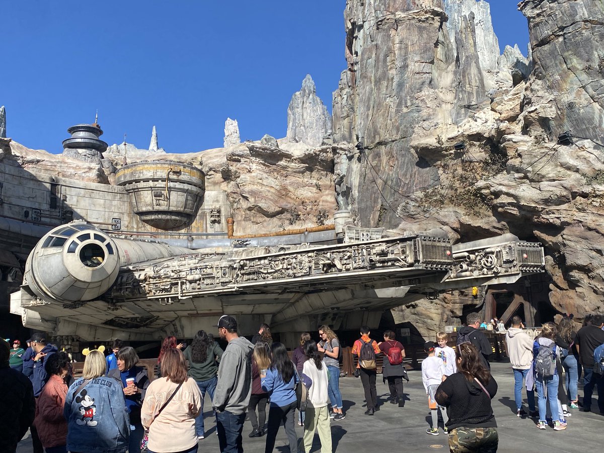 TlrWorldWidellc's tweet photo. Chilling at #Disney #DisneyLand #Friday #FridayVide #FunDay https://t.co/BPQK5v5PsJ