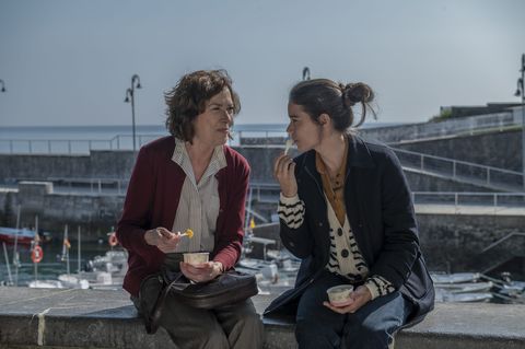 rosebudshears's tweet photo. "Todas esas vidas que no vives, son siempre perfectas, son ideales. Pero en algún momento, hay que vivir la vida que te ha tocado".

Cinco lobitos, de Alauda Ruíz de Azúa (2022). https://t.co/1osOaGrFCD