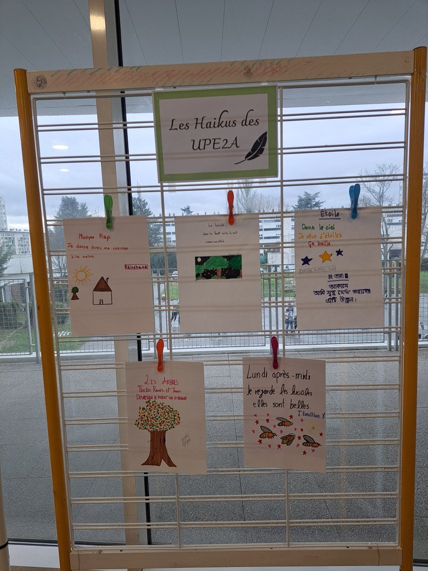 GermePatricia's tweet photo. Au #clgevaristegalois95 le dispositif #UPEAA est en pleine act° avec le projet NUMOOK porté par A.Ulrich prof doc&G.Primot FLS : l'écriture collaborative d'un livre numérique
ou la maîtrise de la langue🇨🇵au service de l' #ouvertureculturelle Créat°de #haikus à la Médiathèque https://t.co/uoEla3cvgj