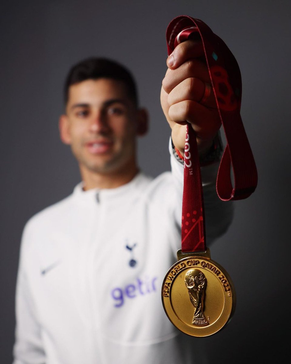 TNTSportsAR's tweet photo. ¡Más CUTIE que nunca! 🔥

El defensor campeón del mundo posó mostrando bien de cerca su medalla.

📸 @CutiRomero2 https://t.co/r91d2sKu0L