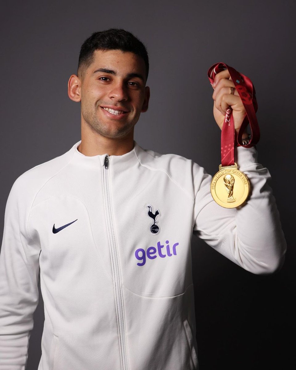TNTSportsAR's tweet photo. ¡Más CUTIE que nunca! 🔥

El defensor campeón del mundo posó mostrando bien de cerca su medalla.

📸 @CutiRomero2 https://t.co/r91d2sKu0L