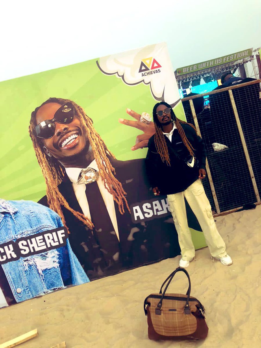 mrmouthpoint's tweet photo. Asake of IB Meets @asakemusik tonight!
#beerwithusfestival #achievas #landmark https://t.co/4m6X7hpunx