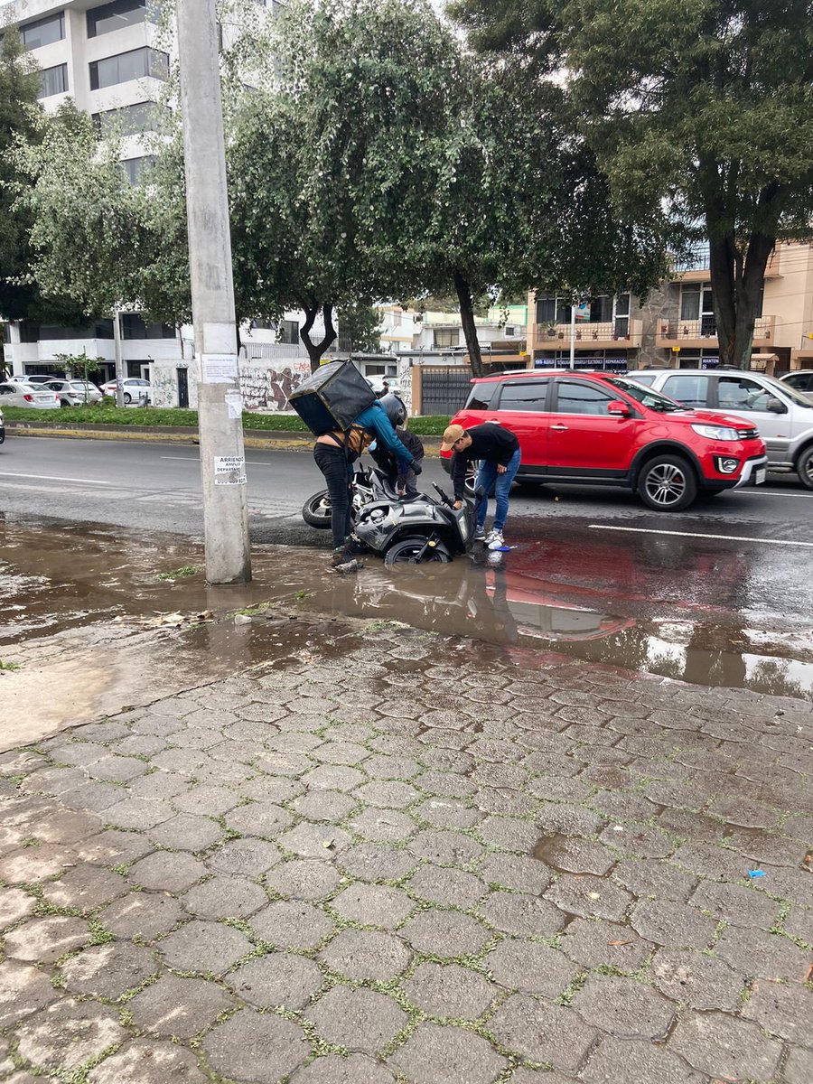 Milyposa's tweet photo. Segunda moto que se cae en el hueco que el @aguadequito y la @AMT_Quito no vienen a arreglar en toda la Shyris y Pasaje Pasteur!!!! https://t.co/waFDKdKkk8