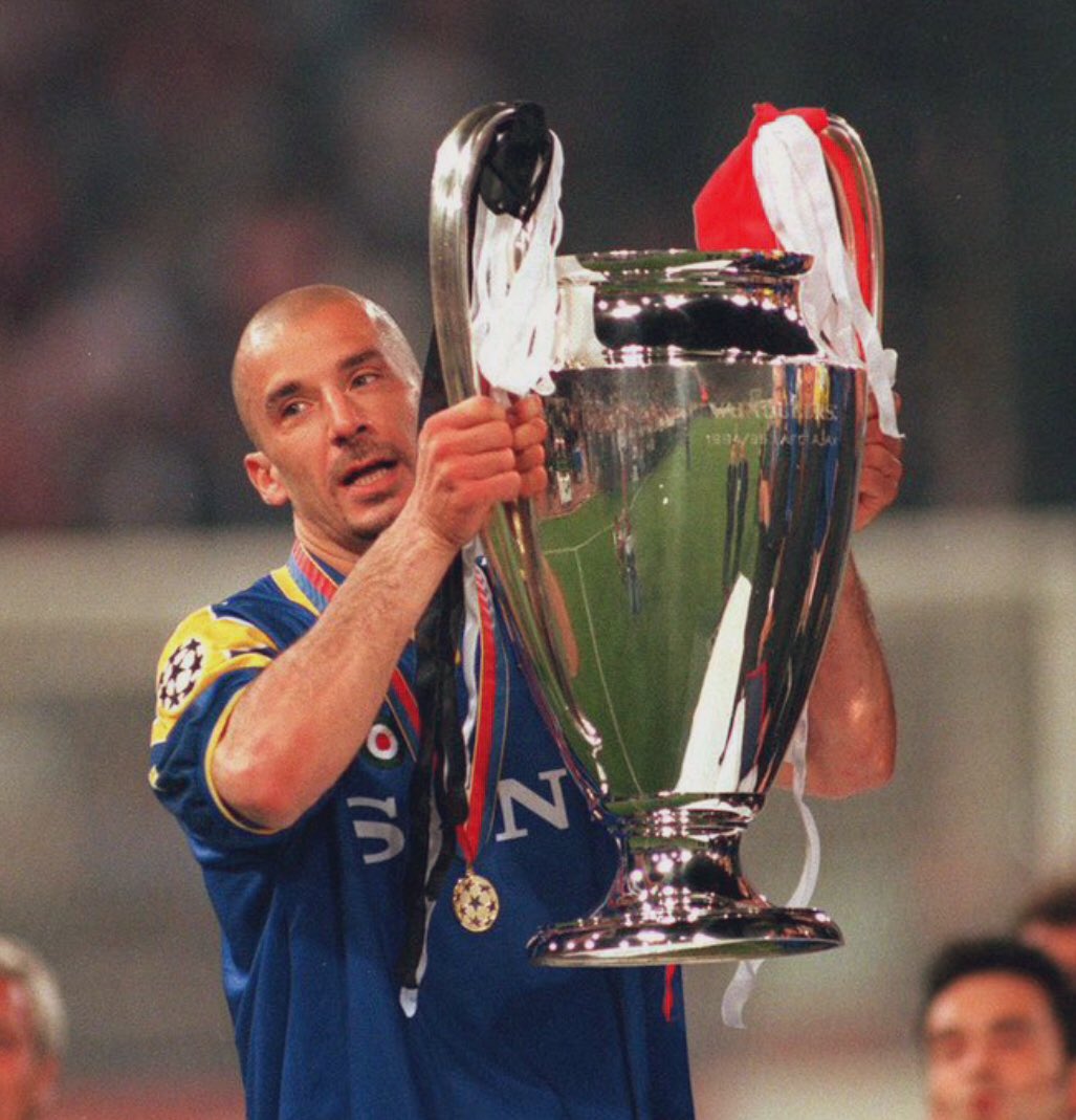 joserra_espn's tweet photo. Muere joven, a los 58 años, Gianluca Vialli a quien se le detectó cáncer de páncreas hace 5 años.Ganó varios títulos con el Sampdoria, la Juventus, el Chelsea. Delantero triunfador que vivió los mejores años del Sampdoria. Italia jamás olvidará a Vialli, descamse en paz un Grande https://t.co/H7saOz9I57