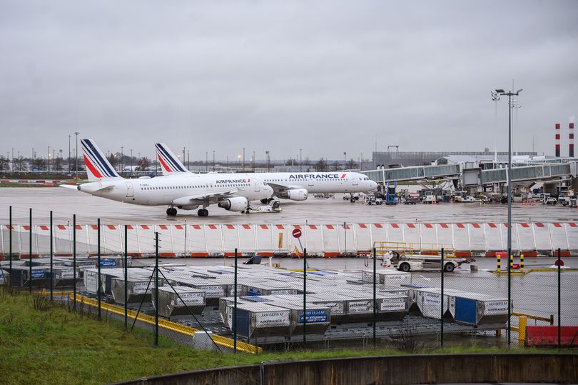sportbible's tweet photo. A professional footballer and his girlfriend were arrested at Charles de Gaulle airport in Paris having been found with 100kg of cocaine in suitcases 😲 https://t.co/i8HkRIy2Yh