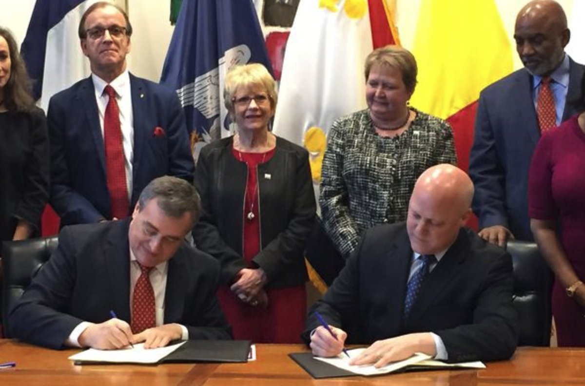 FranceLouisiana's tweet image. #OnThisDay #CeJour
Il y a 5 ans @metro_orleans et @CityOfNOLA  signaient un accord de jumelage historique !
🇫🇷⚜️🇺🇸
5 years ago #Orleans and #NewOrleans signed a historic twinning agreement! 
One more reason to celebrate this 1st day of #CarnivalSeason! 🎭🪅 #kingcake