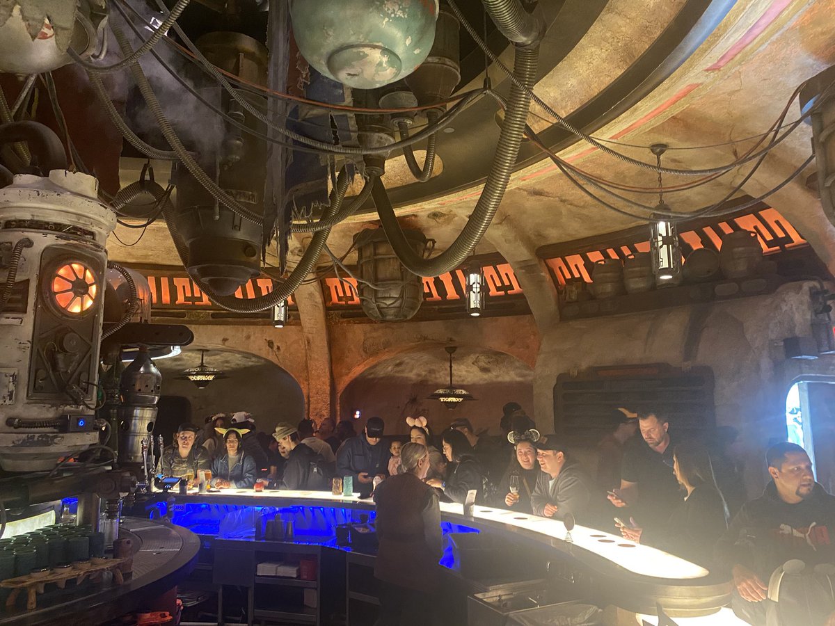 TlrWorldWidellc's tweet photo. Star Wars bar 😳 Chilling at #Disney #DisneyLand #Friday #FridayVide #FunDay https://t.co/VHjBjCrPtm