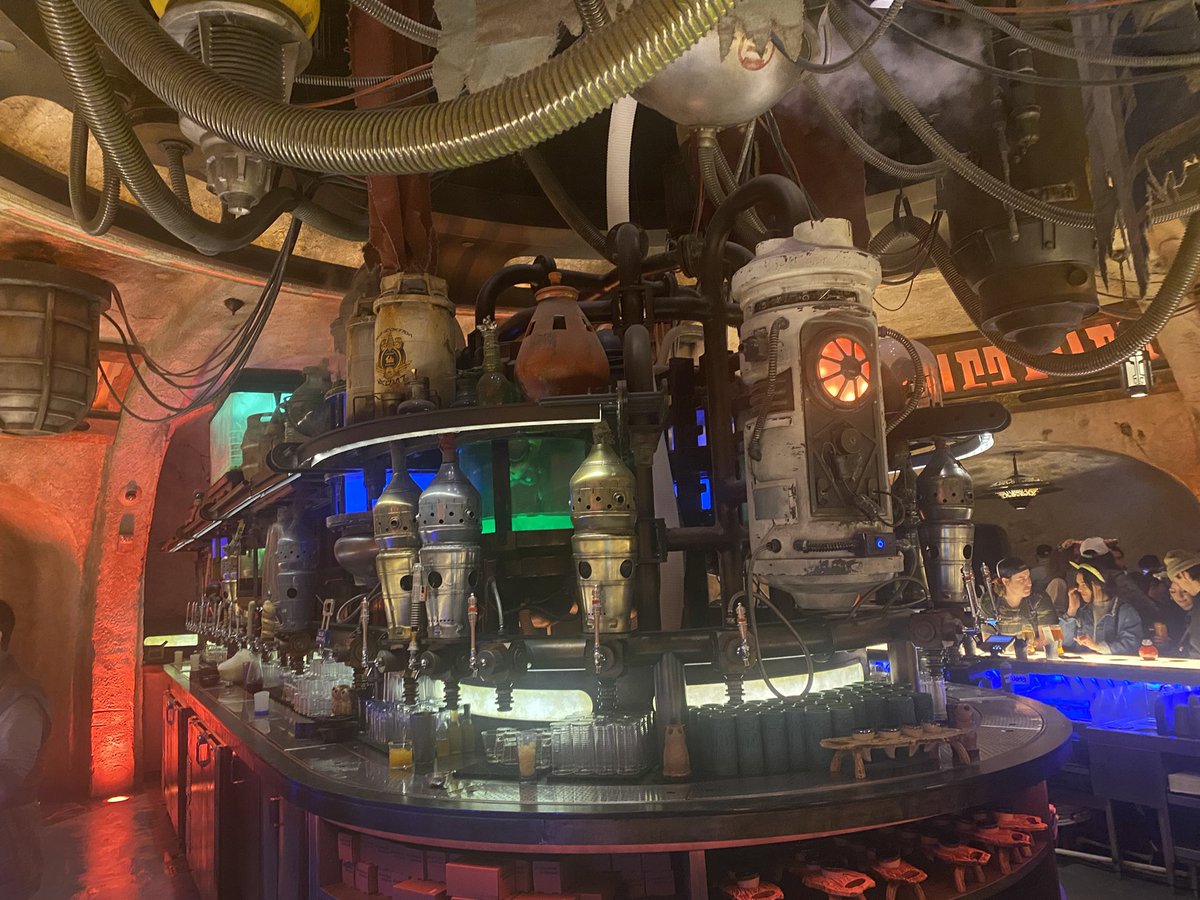 TlrWorldWidellc's tweet photo. Star Wars bar 😳 Chilling at #Disney #DisneyLand #Friday #FridayVide #FunDay https://t.co/VHjBjCrPtm