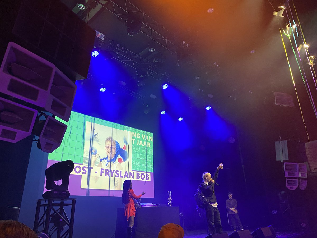 sietskepoepjes's tweet photo. Jawis! Nei twa digital Koroana-jierren, binne de Fryske Pop Awards wer live. De provinsjale Bernlef Priis is foar #Aaipop & oare nije talinten binne ek yn de prizen fallen. #joost #carmenlisa https://t.co/d8fvhVWeQb
