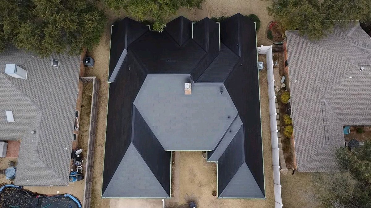 Tesla Solar Roof in Plano, Texas ☀️📐

📸: linkedin.com/posts/jim-aber…
@TeslaSolar <a href="/elonmusk/">Elon Musk</a>