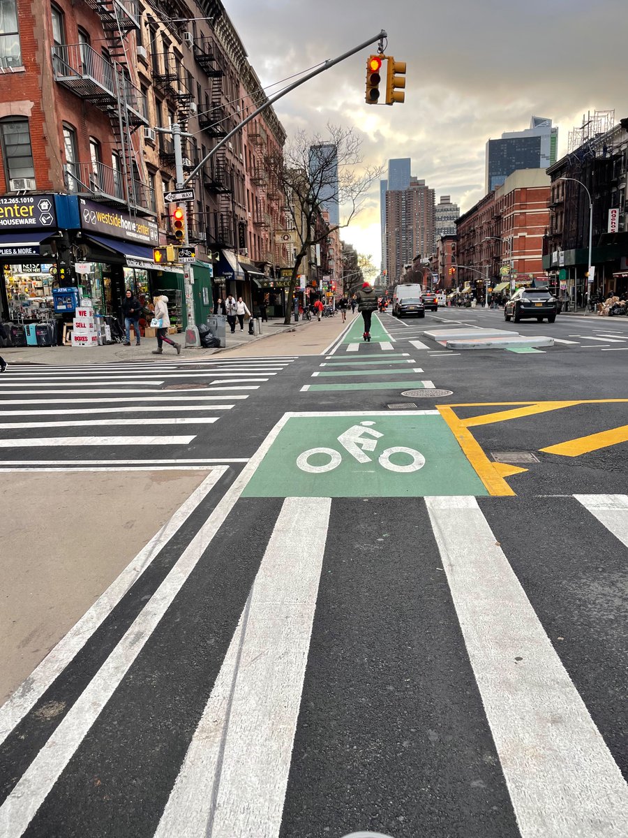 cbw623's tweet photo. What a dream. Big improvement on 9th Ave @NYC_DOT https://t.co/EQEnemoms7