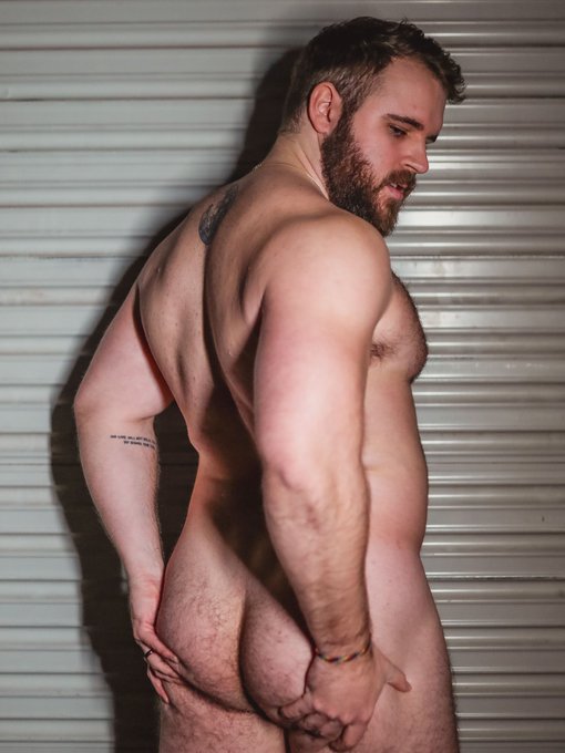 I am once again asking you all the most classic gay thirst question: Front or back? 🤔🍆🍑 https://t.co