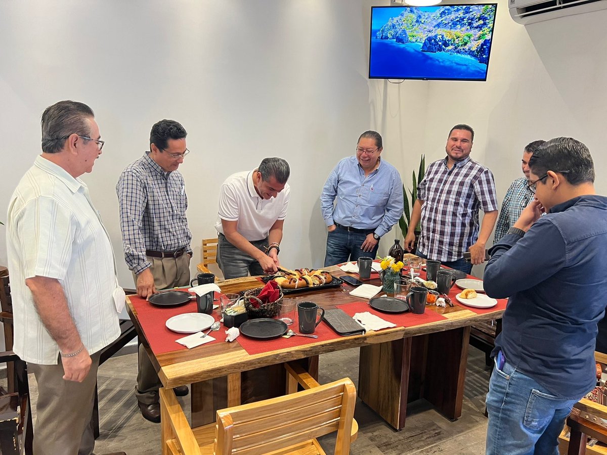 yamilmelgar's tweet photo. Fue un gusto compartir momentos especiales con algunos de mis amigos fundadores de morena en Tapachula, conservando nuestras tradiciones y partiendo una deliciosa rosca de reyes. ¡Ánimo! https://t.co/f1F5PmjY6W