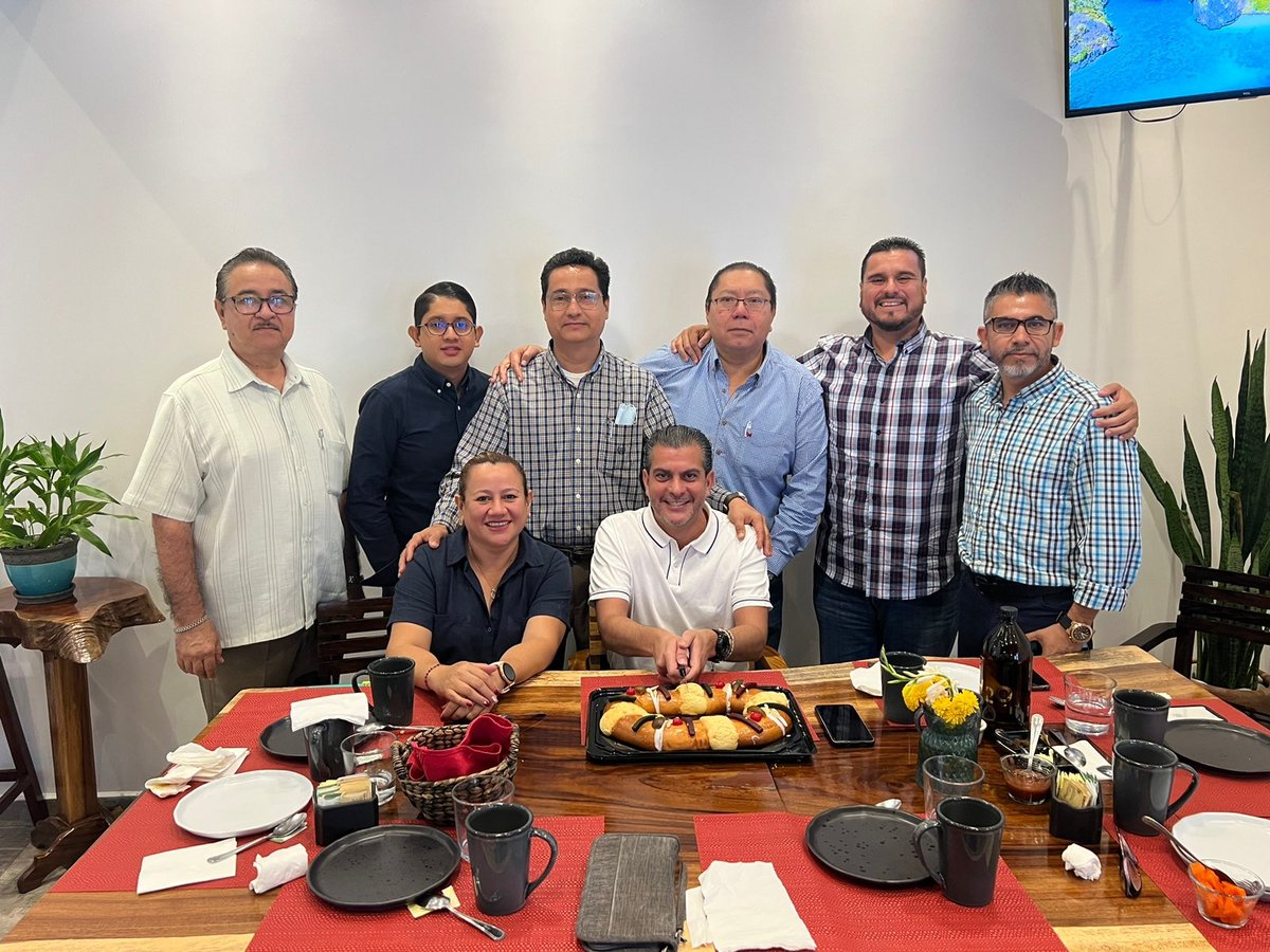 yamilmelgar's tweet photo. Fue un gusto compartir momentos especiales con algunos de mis amigos fundadores de morena en Tapachula, conservando nuestras tradiciones y partiendo una deliciosa rosca de reyes. ¡Ánimo! https://t.co/f1F5PmjY6W