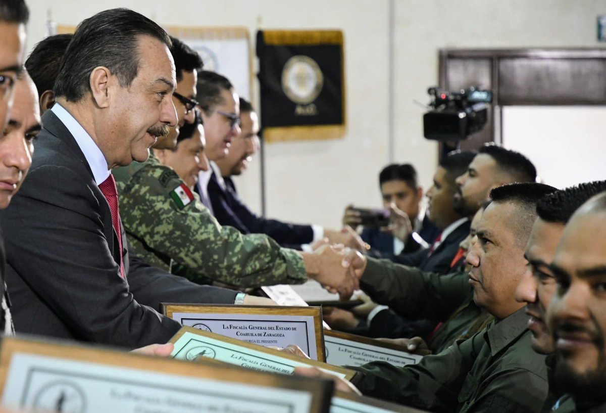 El Secretario <a href="/F_DeLasFuentes/">FernandoDeLasFuentes</a> acompañó al <a href="/FiscalGerardoM/">Gerardo Márquez Guevara</a> en la ceremonia en Conmemoración del Día Internacional del Policía, Graduación de Especialidades y Técnico Superior Universitario, así como Entrega de Reconocimientos y Acreditaciones a Agentes de Investigación Criminal.