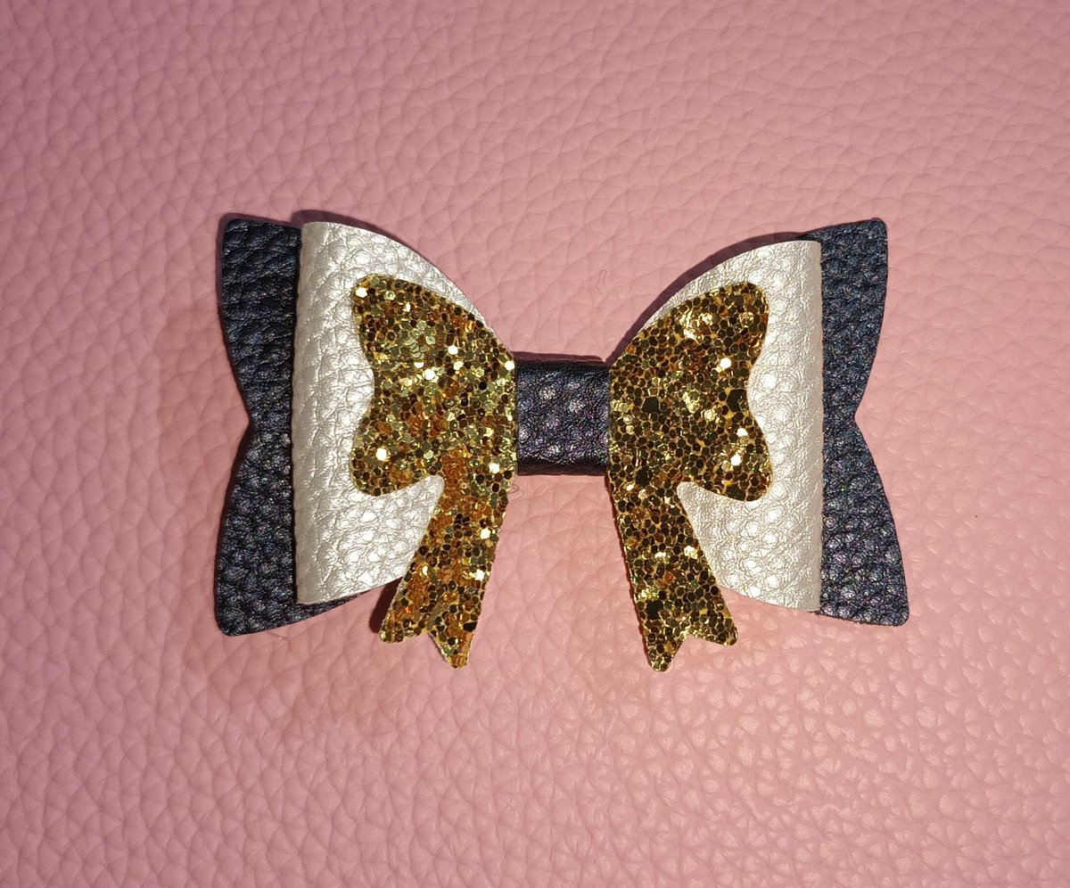starlight_soph's tweet photo. 🎀💗🎀
#handmadebows #glitter #bow #design #creative DM for prices 💖 https://t.co/1SOV8WU3Wk