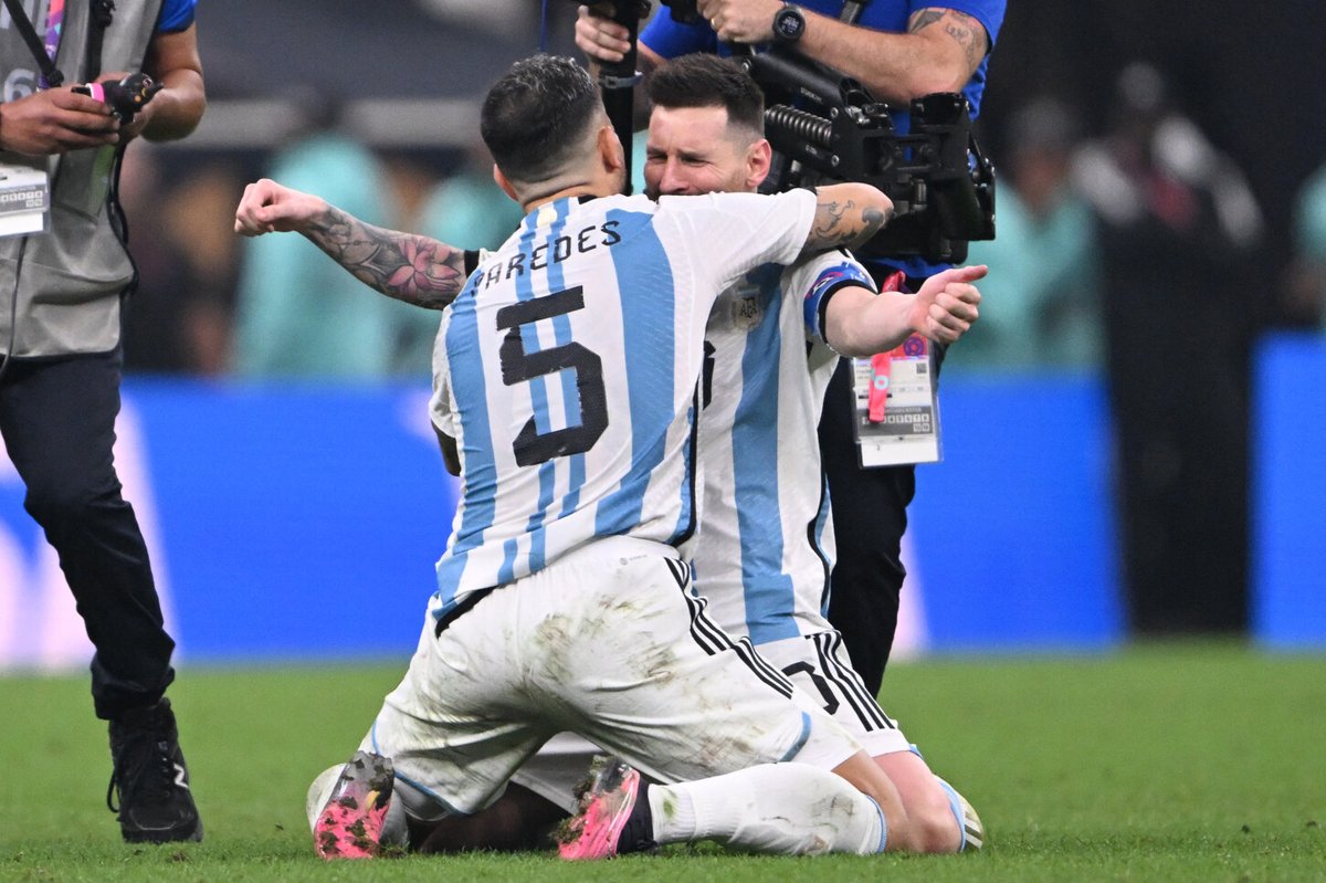elbotdefantino's tweet photo. tanto hablaron del famoso 5 de copas y el primero en abrazar a messi FUE EL 5, LA HISTORIA ESTABA ESCRITA https://t.co/JbmhpmFQ5T