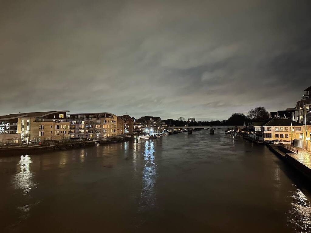 Timothy_Hughes's tweet photo. View from Kingston bridge tonight #kingston #kingstonuponthames #kingstonbridge #hamptonwick #riverthames #thamesriver #riverthameslondon #thamespath #fridaynight #riverthameswalk #thamesriverside #london #londonist #londoner #londonlife #london🇬🇧 https://t.co/n5FcWnrqWs https://t.co/B2upKcyp23