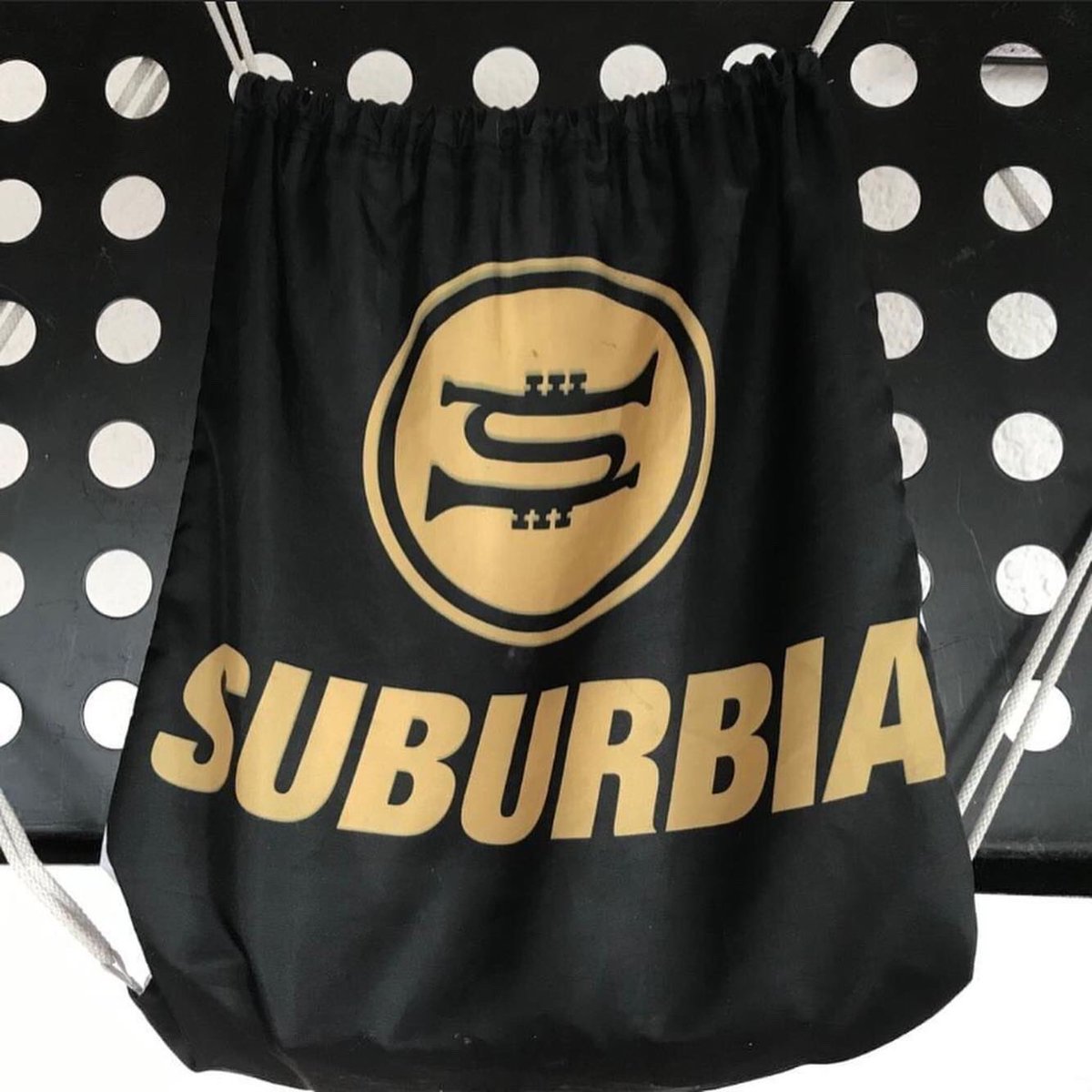 Ponemos a su disposición una nueva edición de nuestros primeros álbumes: Suburbia y EP. Disponemos también de pocas unidades del último álbum: A este paso.
"Suburbia” $8
"EP"$6
"A este paso"$12 
Suburbia+EP$12
Suburbia+EP+A este paso$22
Los tres álbumes+bolso$25